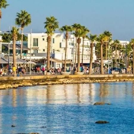 Poseidon 51 - Beachfront Two Bedroom Apartment Paphos Exteriör bild