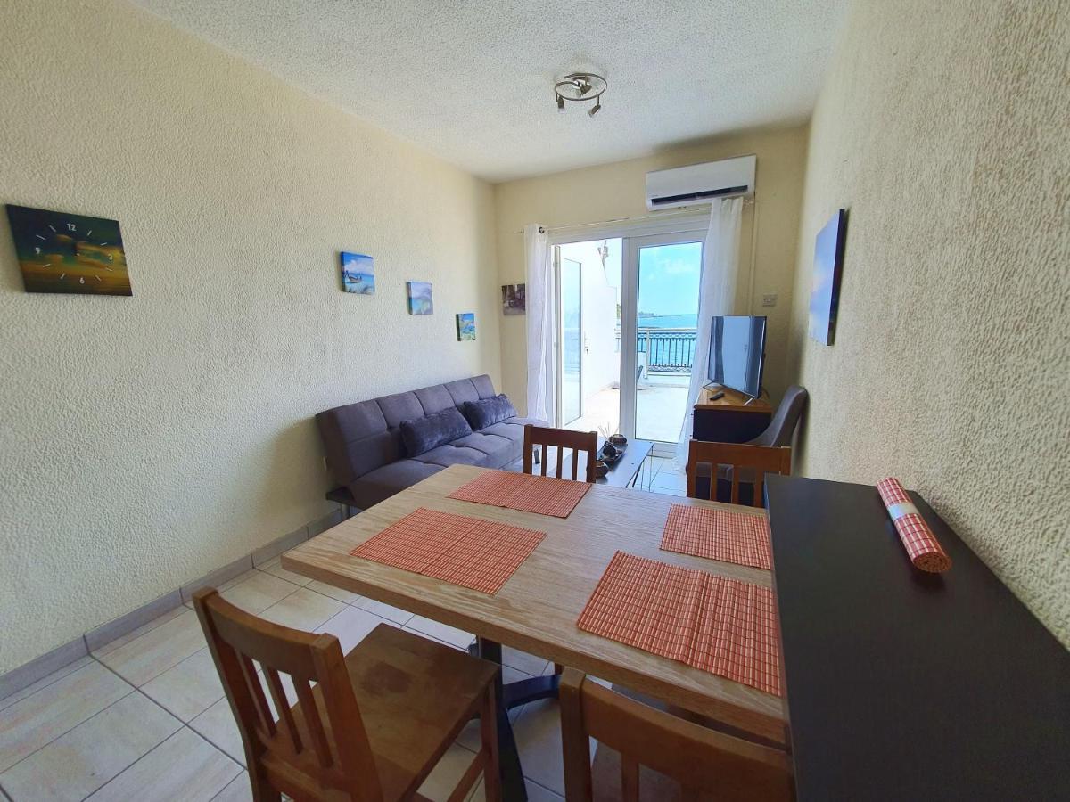 Poseidon 51 - Beachfront Two Bedroom Apartment Paphos Exteriör bild