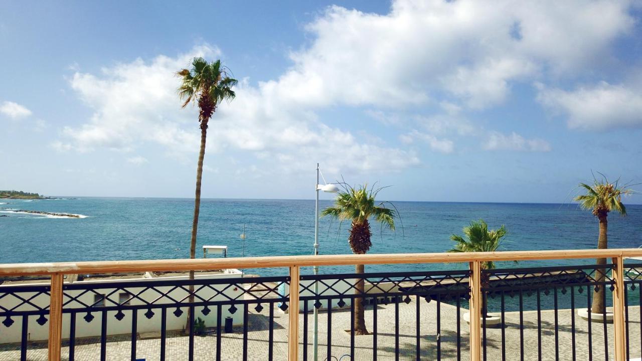 Poseidon 51 - Beachfront Two Bedroom Apartment Paphos Exteriör bild