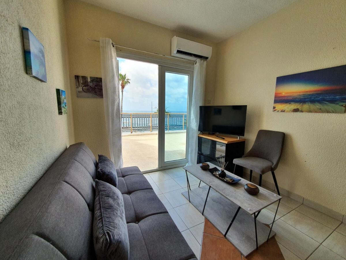 Poseidon 51 - Beachfront Two Bedroom Apartment Paphos Exteriör bild